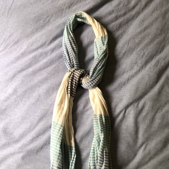 Bundle of Scarfs (2)~ H&M + Gap ~ Multi colour / standard scarf size. - Picture 9 of 13